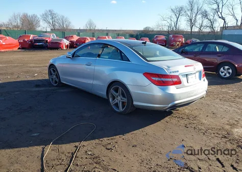 2010 Mercedes-Benz E 550 z USA, uszkodzony, nr VIN WDDKJ7CB7AF037952